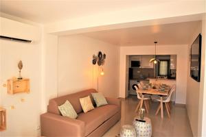 a living room with a couch and a table at #Golden Dream's By Nogar'Homes -Wi-Fi-Netflix-Climatisation-Parking in Nogaro
