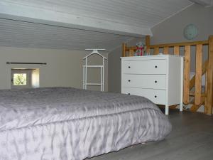RosièresにあるLe Mas de Magnaouのベッドルーム1室(ベッド1台、ドレッサー、はしご付)