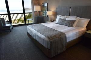 Postel nebo postele na pokoji v ubytování Best Western Plus Agate Beach Inn