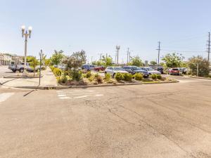 un estacionamiento vacío con autos estacionados en un estacionamiento en Comfort Inn Hanford Lemoore, en Hanford