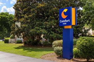 una señal azul y naranja para una posada confort en Comfort Inn Charlotte Airport Uptown, en Charlotte