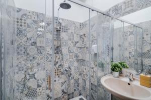 uma casa de banho com um chuveiro e um lavatório. em Spacious APT in Prague Center by Michal&Friends em Praga