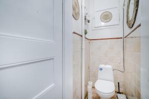 um WC branco numa casa de banho com uma porta em Spacious APT in Prague Center by Michal&Friends em Praga