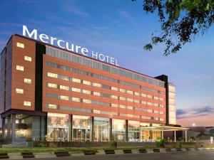 马卡萨Mercure Makassar Nexa Pettarani的一间大酒店,前面有标志