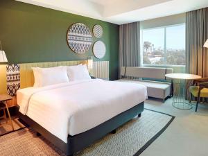 Mercure Makassar Nexa Pettarani客房内的一张或多张床位