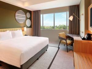 Mercure Makassar Nexa Pettarani客房内的一张或多张床位