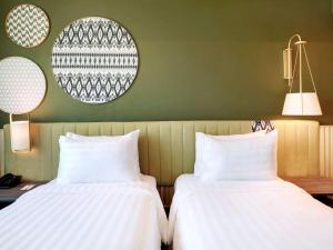 Mercure Makassar Nexa Pettarani客房内的一张或多张床位