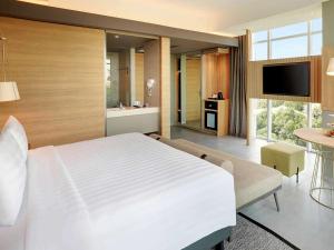 Mercure Makassar Nexa Pettarani客房内的一张或多张床位