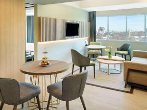 Mercure Makassar Nexa Pettarani的电视和/或娱乐中心