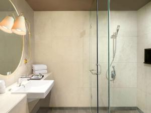 Mercure Makassar Nexa Pettarani的一间浴室