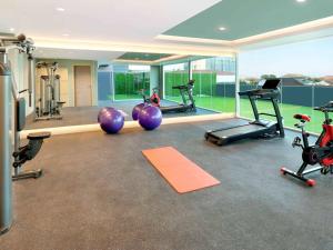 Mercure Makassar Nexa Pettarani的健身中心和/或健身设施