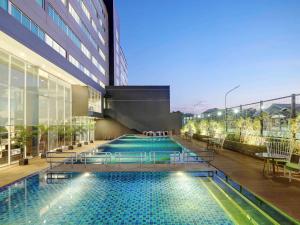 Mercure Makassar Nexa Pettarani内部或周边的泳池