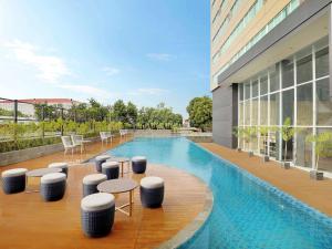 Mercure Makassar Nexa Pettarani内部或周边的泳池