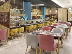 Mercure Makassar Nexa Pettarani餐厅或其他用餐的地方