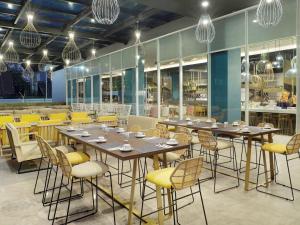 Mercure Makassar Nexa Pettarani餐厅或其他用餐的地方
