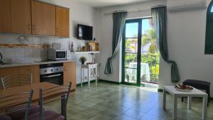 A kitchen or kitchenette at Ílios de Mogán Még 37 kép