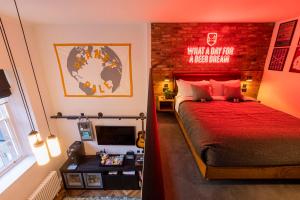 Schlafzimmer mit einem Bett mit einer roten Bettdecke in der Unterkunft BrewDog DogHouse Edinburgh in Edinburgh