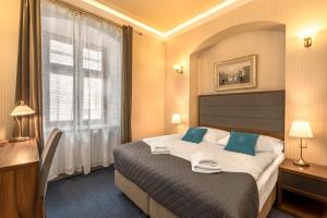 pokój hotelowy z łóżkiem i oknem w obiekcie Apartamenty Rynek 20 w Pszczynie +7 zdjęć