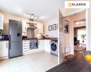 Кухня или кухненски бокс в LONG STAYS 30pct OFF - Beautiful 3 Bed & Parking By Klarok Short Lets & Serviced Accommodation