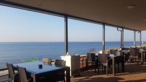een uitzicht op de oceaan vanuit een restaurant met tafels en stoelen bij Choras Butik Otel in Şarköy