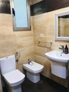 uma casa de banho com um WC e um lavatório em Apartamento valencia centro em Valência