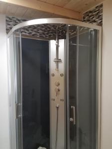 eine Dusche mit Glastür im Badezimmer in der Unterkunft Normandy cottage in Gagny + 58 Fotos