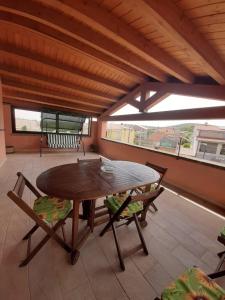 a wooden table and two chairs on a balcony at B&B Casa Ghiani in Ìsili