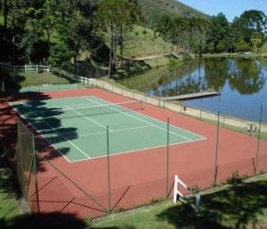 Instalaciones para jugar a tenis o squash en Hotel Rosa Dos Ventos o alrededores