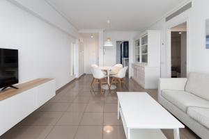 sala de estar con sofá y mesa en Patacona Breeze, en Valencia