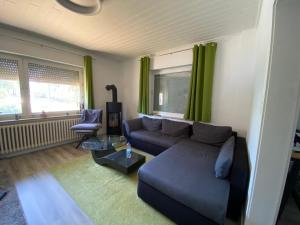 Posezení v ubytování Appartement - Ferienwohnung - zentral in Bad Oeynhausen mit Kamin, WLAN, Netflix, Parkplatz