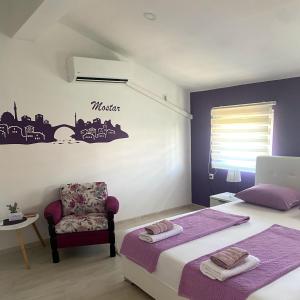 Un pat sau paturi într-o cameră la Purple rooms