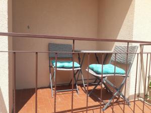 2 sillas y una mesa en el balcón en Marta, en Rovinj