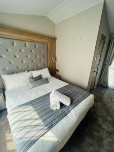 Ένα ή περισσότερα κρεβάτια σε δωμάτιο στο The Flamingo Lodge with Hot Tub