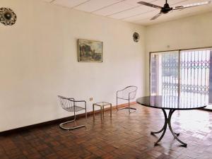 jadalnia ze stołem i 2 krzesłami w obiekcie GRACE LODGE ONITSHA w mieście Onitsha