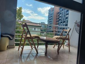 ein Paar Stühle auf einem Balkon in der Unterkunft Mano' s Place in Tirana