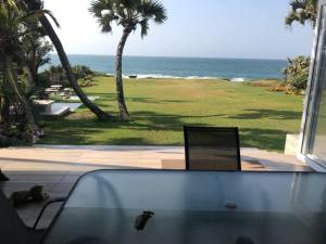 een uitzicht op de oceaan vanuit een auto met een laptop bij The Holiday Home on the Beach in Port Shepstone