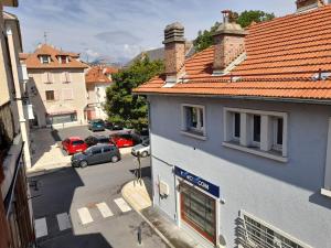 widok na budynek z parkingiem w obiekcie Madahouse w mieście Gap