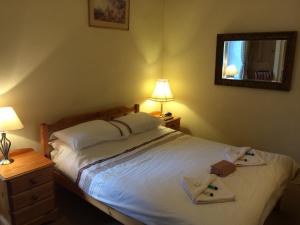 1 dormitorio con 1 cama con 2 toallas en Adam Drysdale House, en Edimburgo