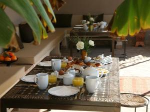uma mesa com pratos de comida e bebidas em Riad Vanilla Sma & Spa em Marrakech