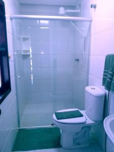 une salle de bain avec une douche avec des toilettes et un lavabo dans l'établissement EnseadaPrime hospedagem beira-mar na Praia Enseada dos Corais em PE, à Cabo de Santo Agostinho