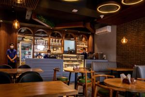 Lounge nebo bar v ubytování Hotel The Savode - Just 2 Mins From Golden Temple Amritsar