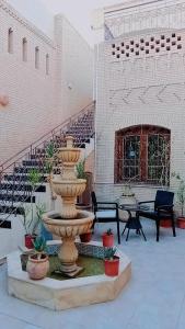 a large fountain in a courtyard with potted plants at Residence Tozeur Almadina in Tozeur