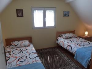 Postel nebo postele na pokoji v ubytování Lepa kuca Tara Kremna