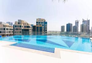 uma grande piscina no topo de uma cidade em Luton Vacation Homes - Elite Residence Downtown, Burj Khalifa View, Dubai em Dubai