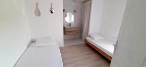 Łóżko lub łóżka w pokoju w obiekcie L Arancio - Centre village - Piscine - 4 pers