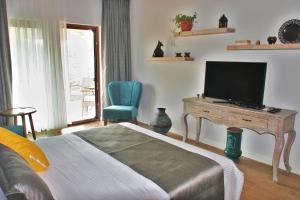 ein Schlafzimmer mit einem Bett und einem TV auf einem Tisch in der Unterkunft D&C Göcek Hotel in Göcek