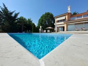 Swimmingpoolen hos eller tæt på Apartments in Villa Azra