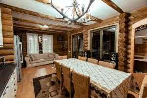 a dining room with a table and a couch at Cabana La Panţiru in Văleni-Stînişoara