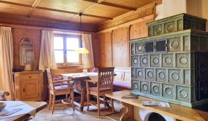 ein Esszimmer mit einem Tisch und Stühlen in der Unterkunft Hotel Maier zum Kirschner in Rottach-Egern