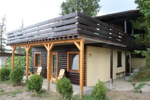 a cabin with a roof on top of it at Holzhaus Fechheim in Neustadt bei Coburg